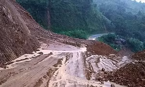 Mưa lớn kéo dài gây ách tắc nhiều tuyến đường tại Lai Châu