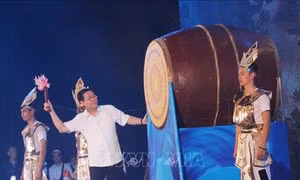 Phó Thủ tướng Vương Đình Huệ đánh trống khai mạc Lễ hội Du lịch Cửa Lò