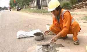 Người đàn ông hơn hai mươi năm tình nguyện vá đường