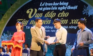 Trao học bổng “Tiếp sức đến trường” cho tân sinh viên khu vực Tây Nguyên