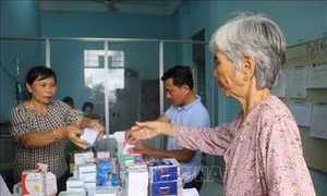 Tặng quà, khám bệnh, phát thuốc miễn phí cho phụ nữ vùng biên Bình Hòa Tây