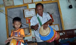 Cống hiến hết mình, truyền dạy nghệ thuật Khmer truyền thống cho thế hệ sau