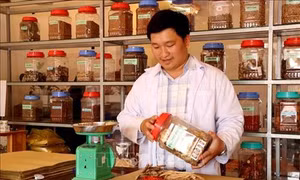 Kỷ niệm 64 năm Ngày Thầy thuốc Việt Nam: Hỗ trợ bệnh nhân nghèo vượt qua bệnh tật