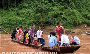 Ấm áp ngày khai giảng nơi vùng lũ đi qua