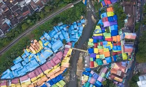 Ngắm ngôi làng cầu vồng ở Indonesia