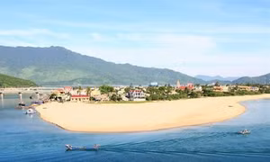 Lễ hội "Lăng Cô - Vịnh đẹp thế giới" thu hút đông đảo khách du lịch