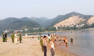 Hòa Bình thăm hỏi động viên gia đình 8 học sinh bị đuối nước