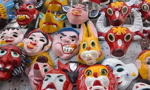 Nghề làm mặt nạ giấy bồi ở Hà Nội