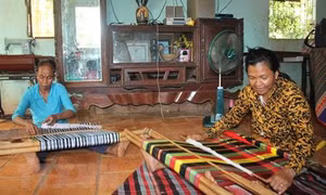 Người dệt thổ cẩm ở Bình Phước chưa thể sống được từ nghề