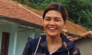 Hồ Thị Kiên - Nữ đảng viên trẻ người Chứt “một gánh hai vai”