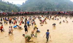 Độc đáo Lễ hội bắt cá bằng tay không ở Tuyên Quang