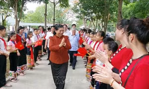 Phó Chủ tịch Thường trực Quốc hội Tòng Thị Phóng thăm, tặng quà trường phổ thông dân tộc nội trú huyện Con Cuông