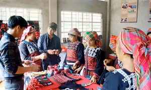Người Xa Phó ở Nậm Kéng thêu thổ cẩm làm du lịch