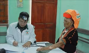 Khám bệnh, phát thuốc miễn phí cho đồng bào dân tộc vùng biên giới