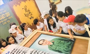 Quảng Bình tiếp nhận sách thư pháp lớn nhất thế giới “Đại tướng của Nhân dân Võ Nguyên Giáp - Những năm tháng cuộc đời”