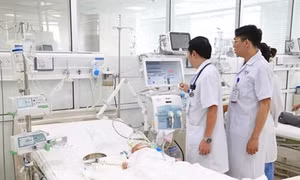 Ngộ độc thuốc nam, bé trai 3 tháng tuổi suy hô hấp nặng