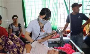 Hàng trăm người nhập viện sau khi ăn cưới ở Đắk Lắk