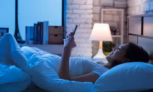 Mối liên quan giữa việc tiếp xúc ánh sáng trong khi ngủ và tăng cân ở phụ nữ