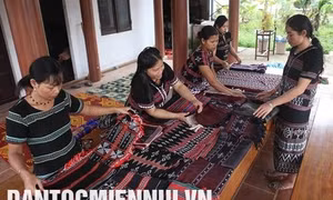 Phát triển bền vững nghề dệt Zèng A Lưới gắn với thu hút khách du lịch
