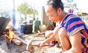 Người Cơtu với nghề rèn truyền thống