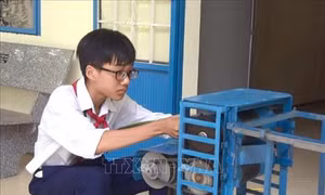 Học sinh lớp 9 chế tạo máy chuốt lá dừa đạt hiệu quả cao