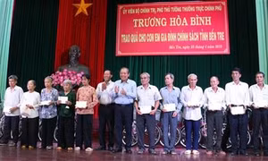 Phó Thủ tướng Thường trực Chính phủ Trương Hòa Bình trao quà, học bổng ở Bến Tre