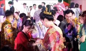 Lưu học sinh Lào vui Tết cổ truyền Bunpimay trên đất Cố đô