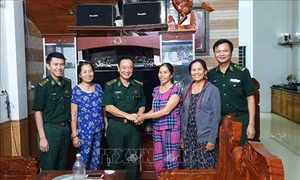 Bộ đội biên phòng Quảng Bình cứu tàu cá cùng 15 ngư dân gặp nạn tại vùng tâm bão số 4