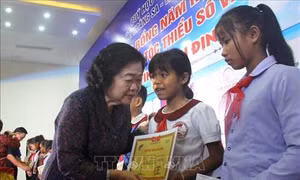 Trao học bổng cho học sinh dân tộc thiểu số và con em ngư dân Bình Định