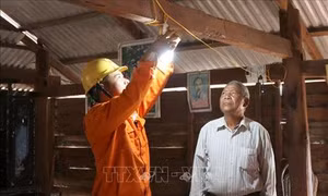Người dân Gia Lai đỡ "cực" khi điện về buôn