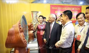 Làng nghề Bát Tràng (Hà Nội) tặng sản phẩm gốm sứ tiêu biểu cho Quốc hội