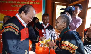 Thủ tướng Nguyễn Xuân Phúc chúc Tết và tặng quà hộ dân tộc thiểu số nghèo tại tỉnh Đắk Nông