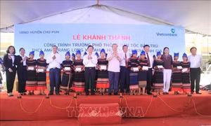 Đồng chí Trần Quốc Vượng cắt băng khánh thành Trường Dân tộc bán trú tại xã Hla ở Gia Lai
