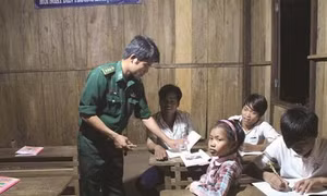 Kỷ niệm 60 năm Ngày truyền thống Bộ đội Biên phòng: Lớp xóa mù chữ đặc biệt trên dãy Trường Sơn