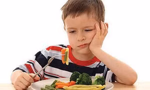Cảnh báo chế độ ăn uống kém dinh dưỡng gây tổn hại đến sức khoẻ trẻ em