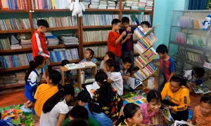 Tặng hàng ngàn cuốn sách, nâng cao văn hóa đọc cho trẻ em dân tộc tỉnh Hòa Bình