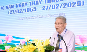 Trung tá - Thầy thuốc nhân dân Trần Tấn Tài đi qua hai cuộc kháng chiến chống thực dân Pháp và đế quốc Mỹ của dân tộc. Ảnh: Đức Hạnh/TTXVN