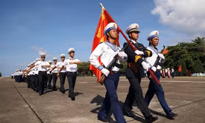Với tác phong uy nghiêm, mạnh mẽ, từng bước đi của người lính thể hiện quyết tâm vững tay súng bảo vệ vùng trời, vùng biển và thềm lục địa thiêng liêng của Tổ quốc. Ảnh: An Hiếu