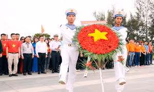 Dâng hoa tưởng nhớ các anh hùng liệt sỹ tại Khu tưởng niệm Chiến sĩ Gạc Ma thuộc huyện Cam Lâm (Khánh Hòa). Ảnh: An Hiếu