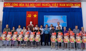 Ông Nguyễn Trọng Nghĩa, Ủy viên Bộ Chính trị, Trưởng Ban Tuyên giáo Trung ương cùng đại diện nhà tài trợ trao quà Tết cho các hộ gia đình khó khăn tại huyện tân Châu, tỉnh Tây Ninh. Ảnh: An Hiếu