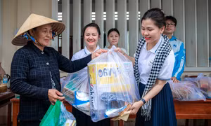 Ban tổ chức trao quà cho người dân có hoàn cảnh khó khăn ở xã Bảo Thạnh, huyện Ba Tri (Bến Tre). Ảnh: An Hiếu