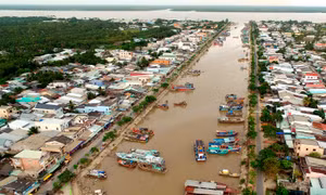 Cảng cá Trần Đề là nơi thu mua, trung chuyển hải sản có quy mô lớn của tỉnh Sóc Trăng. Hàng năm, cảng cá đón khoảng hàng nghìn lượt tàu thuyền của ngư dân trong và ngoài tỉnh vào tiêu thụ sản phẩm. Ảnh: An Hiếu