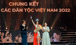 Thí sinh Nông Thúy Hằng, dân tộc Tày đăng quang Hoa hậu các Dân tộc Việt Nam 2022 . Ảnh: An Hiếu