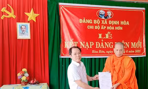 Đại đức Danh Minh Tuấn vinh dự được đứng trong hàng ngũ của Đảng Cộng sản Việt Nam vào tháng 6/2023. Ảnh: Lê Sen