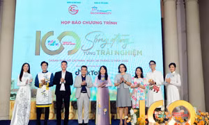 Đại diện Sở du lịch thành phố Hồ Chí Minh, các đại sứ du lịch tại họp báo giới thiệu Chương trình “Thành phố Hồ Chí Minh – 100 điều thú vị”. Ảnh: An Hiếu