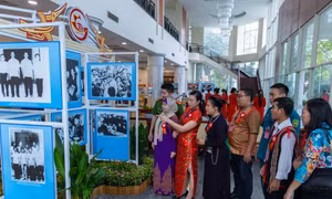 Các đại biểu tham quan triển lãm ảnh về Bác Hồ với đồng bào dân tộc, quá trình tham gia kháng chiến của đồng bào các dân tộc tại Đại hội đại biểu các dân tộc thiểu số thành phố Hồ Chí Minh lần IV năm 2024. Ảnh: An Hiếu