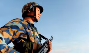 Những người lính Hải quân chắc tay súng gác biển trời Trường Sa