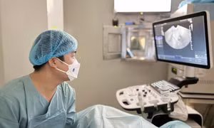 Các y bác sỹ thực hiện kỹ thuật hút trứng với trang thiết bị hiện đại tại Bệnh viện Mỹ Đức. Ảnh: An Hiếu 