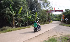 Hệ giao thông nông thôn được nâng cấp mở rộng đáp ứng nhu cầu đi lại, vận chuyển hàng hóa của người dân ở xã Phú Vinh (Định Quán, Đồng Nai). Ảnh: An Hiếu