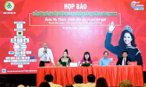 Ban tổ chức trả lời các câu hỏi tại buổi họp báo Lễ hội cà phê Buôn Ma Thuột lần thứ 8. Ảnh: An Hiếu 
